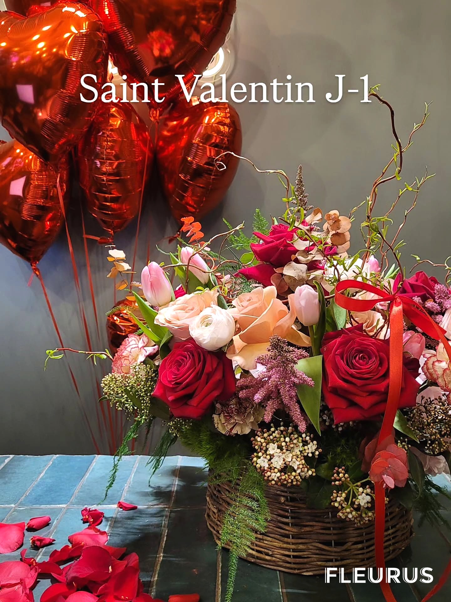 Saint-Valentin — composition florale ruban rouge